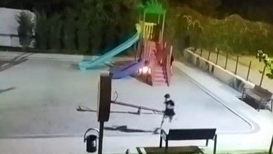 bursada iki cocuk oyun parkini atese verdi OOZSXkAr