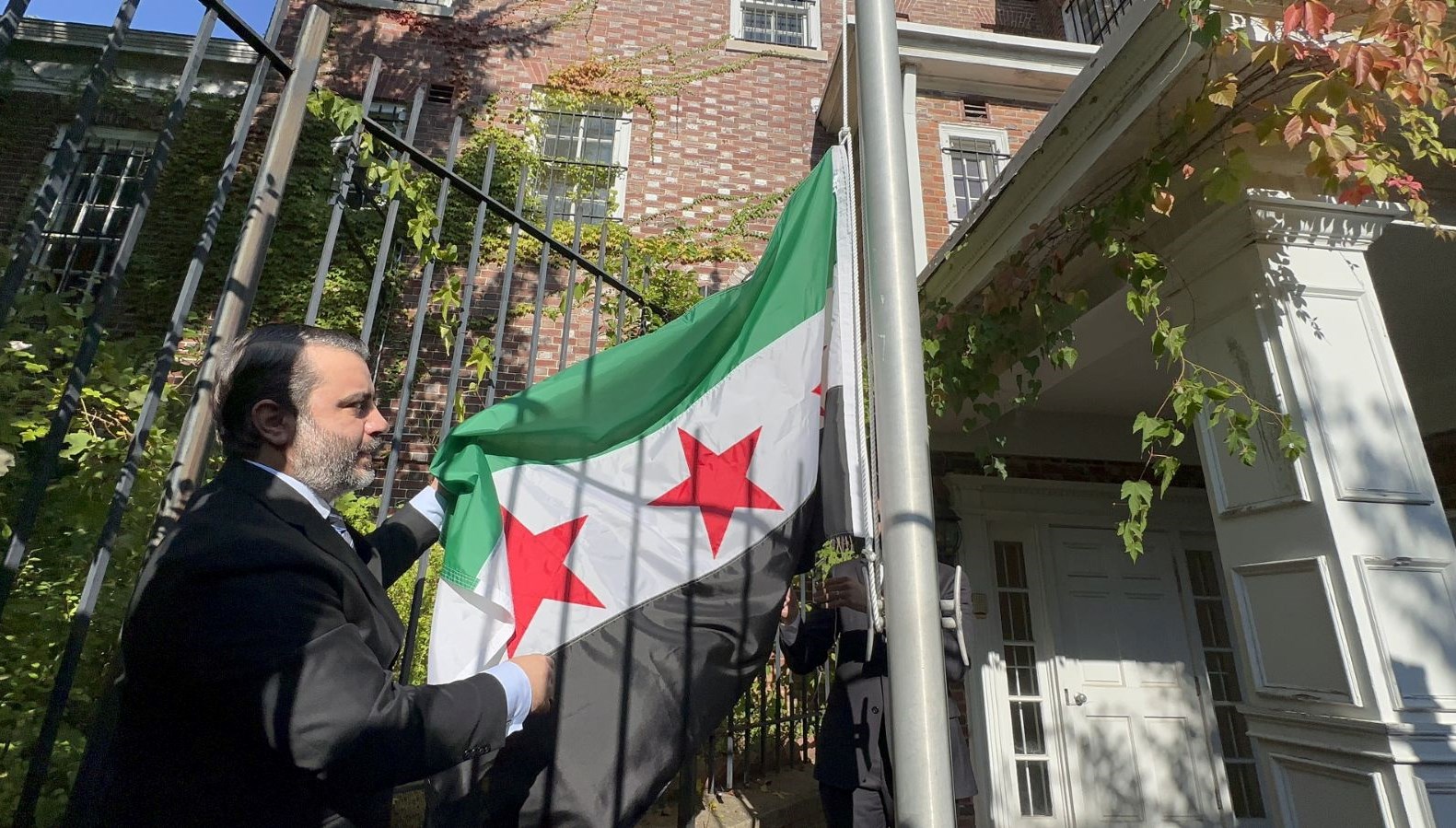 suriye bayragi washingtonda gondere cekildi tarihi bir an Xavg68Az