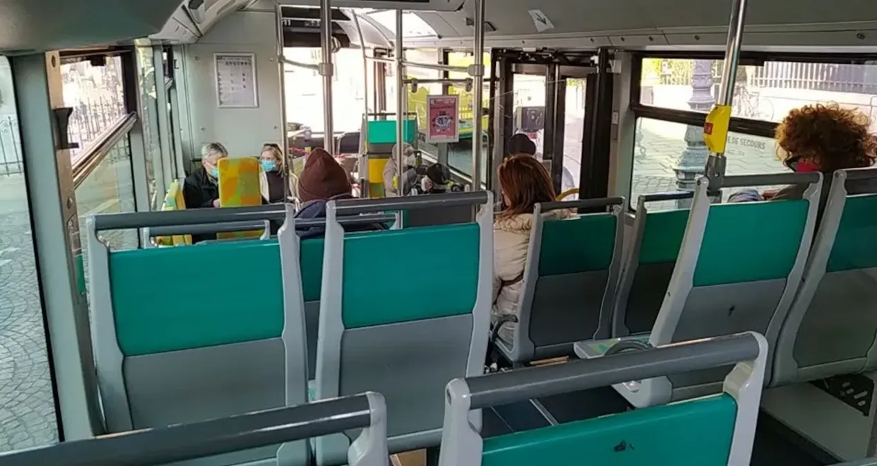 baba 6 aylik bebegini otobuste unuttu iner inmez telefonuna sarildi vXmaiS4j