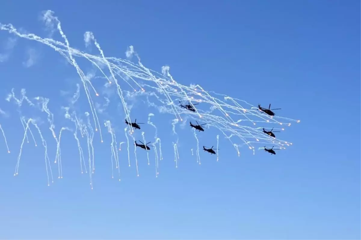 fenglei akrobasi ekibi tianjinde gosteri yapti t5klD65P.jpg