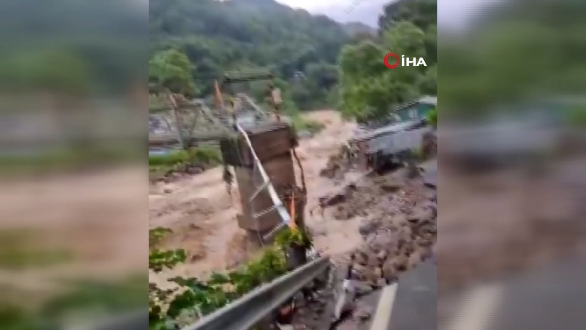 hindistanda siddetli yagislar 18 can aldi TpTMF4Qg