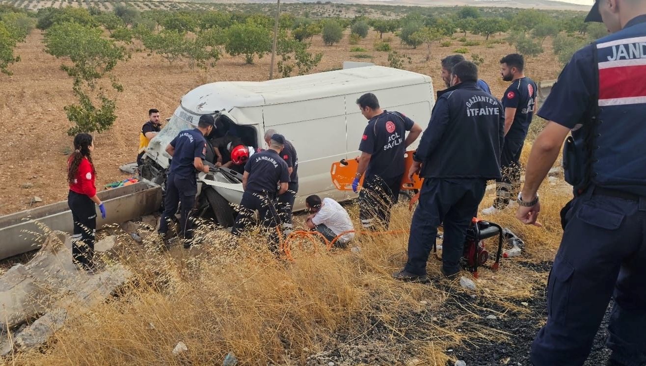 kamyonet sarampole uctu aracta sikisan kisiler agir yaralandi wfsF9hWZ