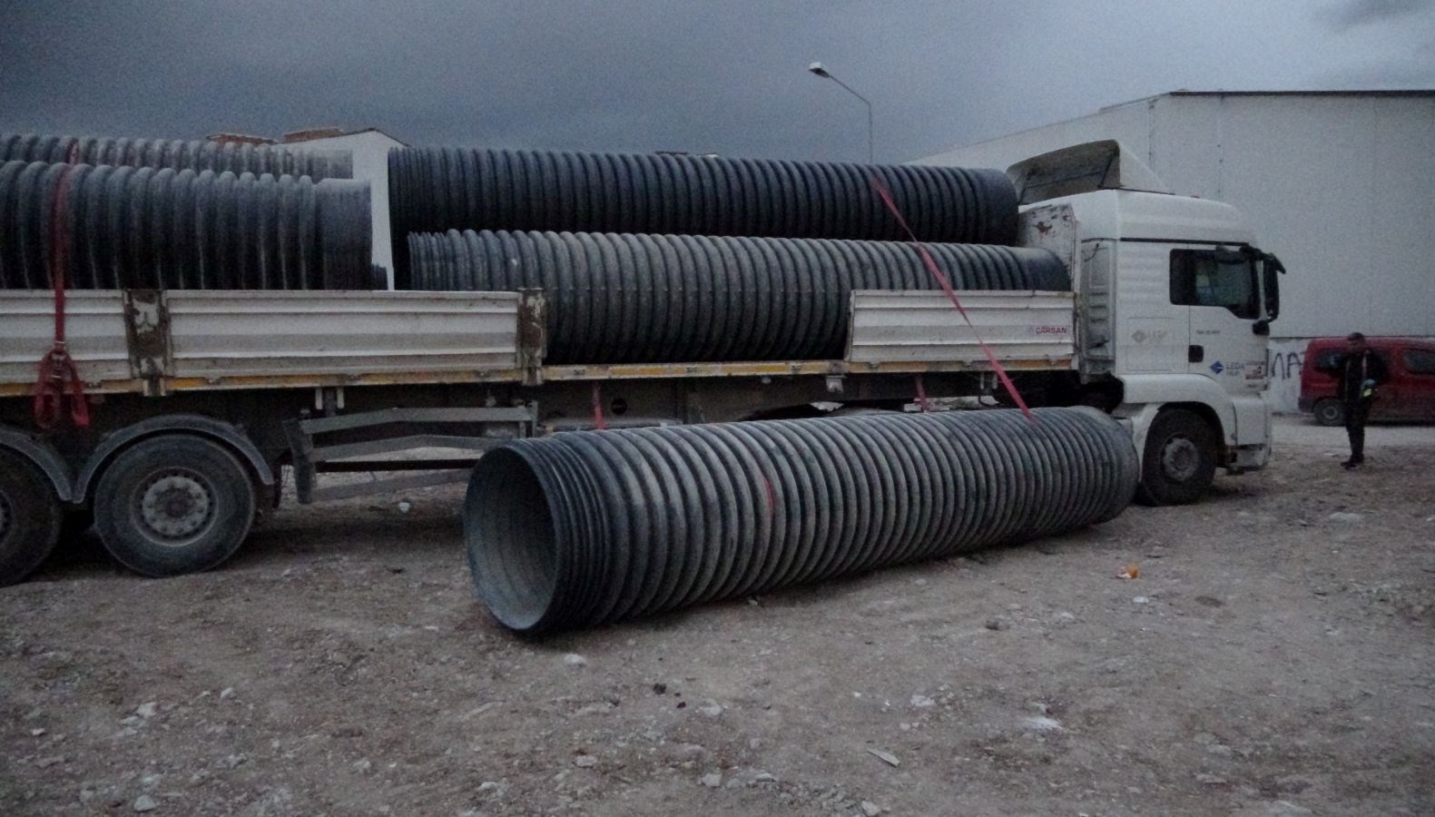 santiyede calisirken uzerine 750 kilo plastik borudustu pHtTStmQ.jpg