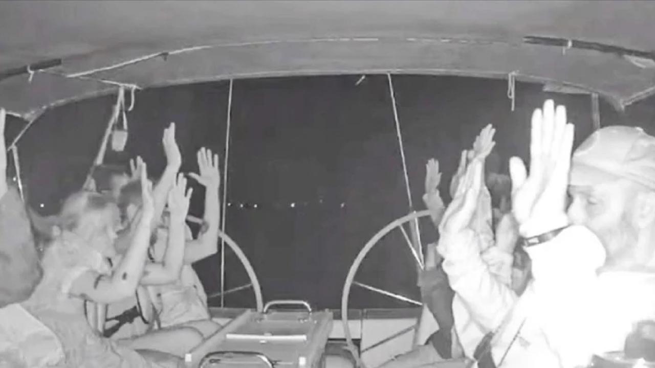 sumud aktivistine iskence yerde suruklendi zorla israil bayragi opturuldu SbjcOtbg