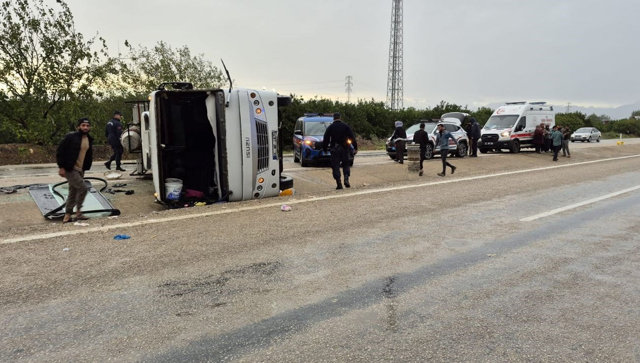 tarim iscilerini tasiyan midibus devrildi11 yarali CghsBNvh.jpg