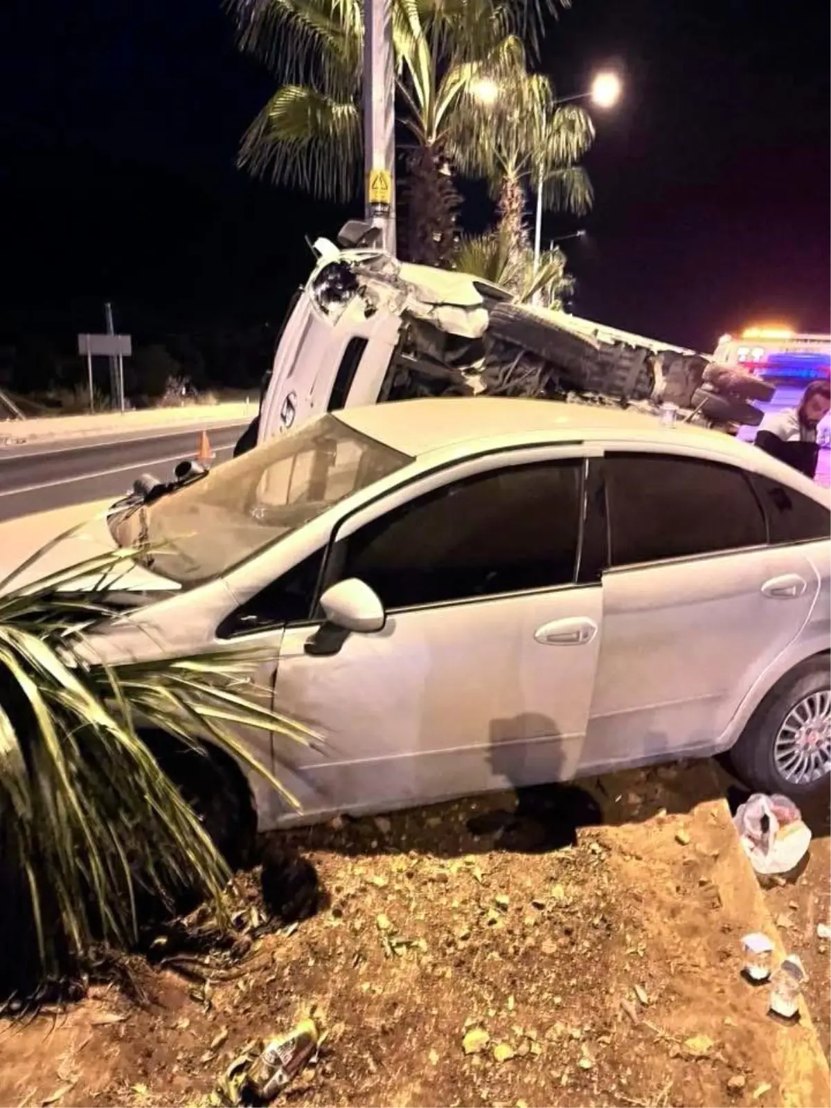 mersinde otomobil ve kamyonet carpisti 4 yarali YL2qwpZA.jpg