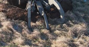 uc-devasa-pence-topraga-gomuldu-ansizin-ortaya-cikiyor-topragi-yerle-bir-ediyor-yY8metlX