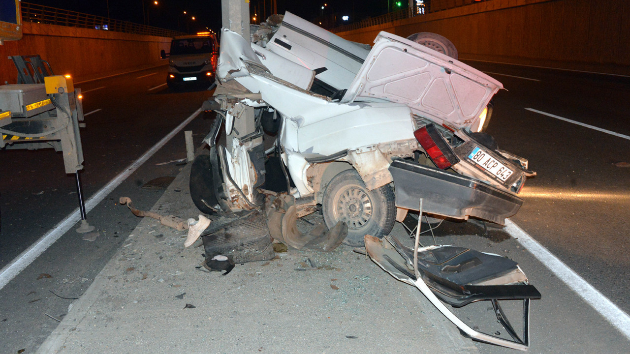 Korkunç Kaza: İkiye Katlanan Otomobilin İçinden 3 Kişi Kurtarıldı