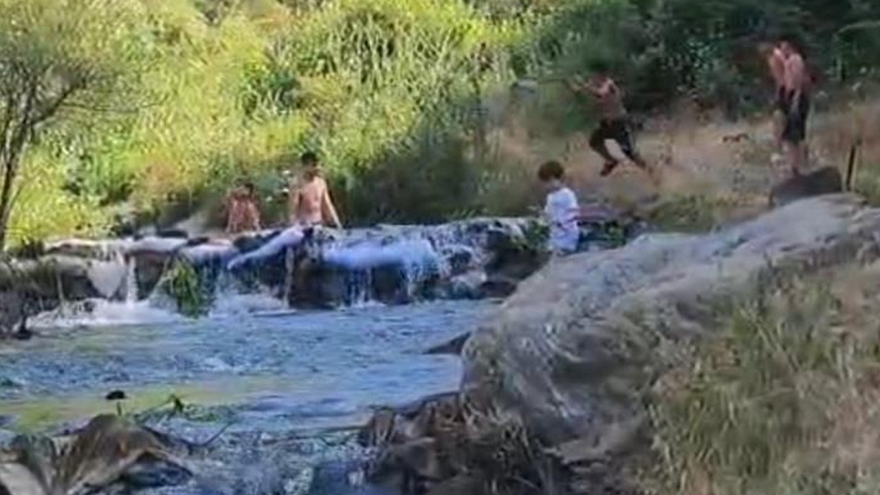 Sicaklardan bunalan cocuklar icin dere havuza donusturuldu FtDtcv2O